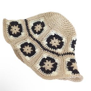 Women’s floppy crochet bucket hat with flowers